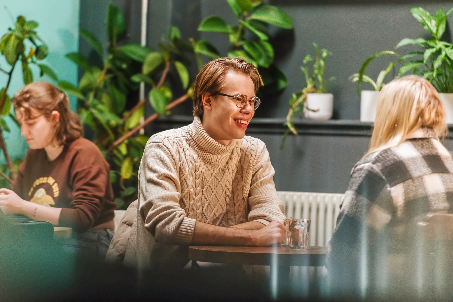 Two students in the Print Room have coffee.